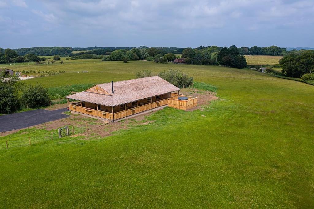 Luxury Log Cabin With A Hot Tub Stone  Buitenkant foto