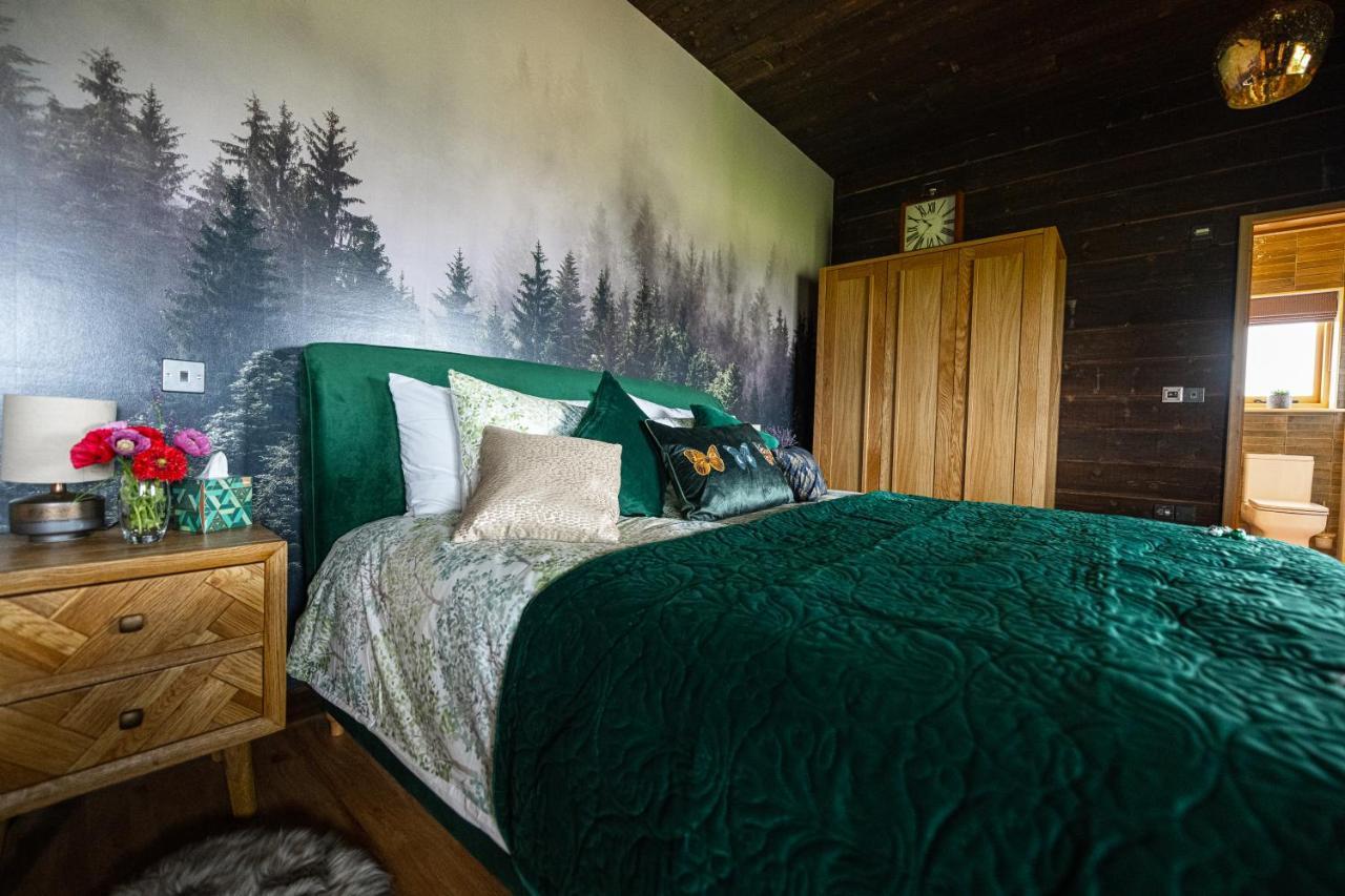 Luxury Log Cabin With A Hot Tub Stone  Buitenkant foto