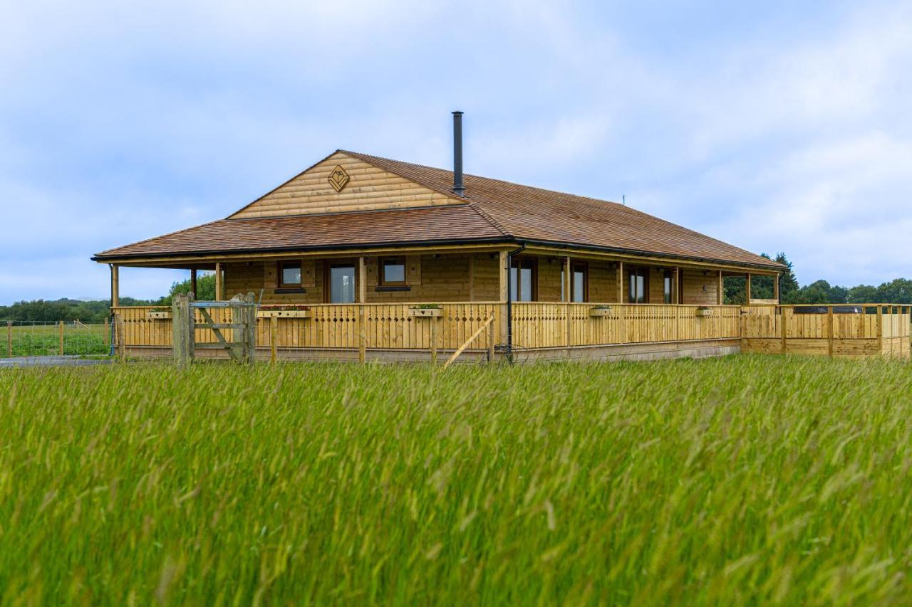 Luxury Log Cabin With A Hot Tub Stone  Buitenkant foto