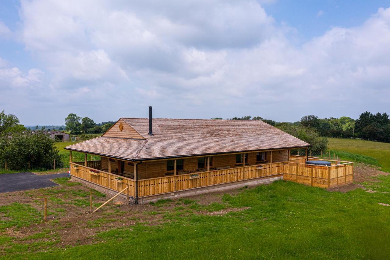 Luxury Log Cabin With A Hot Tub Stone  Buitenkant foto